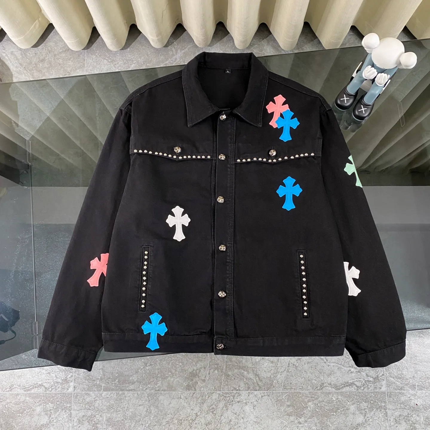 P300 Chrome Hearts Chrome Hearts heavy-duty denim jacket with rivets. The same style as the Internet celebrity. Denim jacket with cross print all over. The unique cross design element is full of design. It is made of 100% denim cotton fabric with heavy coarse yarn count, which ensures a stiff and tough silhouette while being soft, comfortable and breathable. The lapel is designed with silver buttons and is full of texture. The classic cross logo is all over the dress, making it a perfect versatile style for spring and summer! The original loose version is made of high-quality pure cotton fabrics. The fabric pattern is high-definition and delicate without burrs. It is comfortable and breathable to wear. All the buttons are molded and customized. It is casual and fashionable and can be matched with any bottoms. It can be windproof and sunproof in spring and summer. It can be worn outside in autumn and winter! Easily concave shape makes you look slimmer and taller, perfect for both men and women! Color: Black Size: S M L XL
